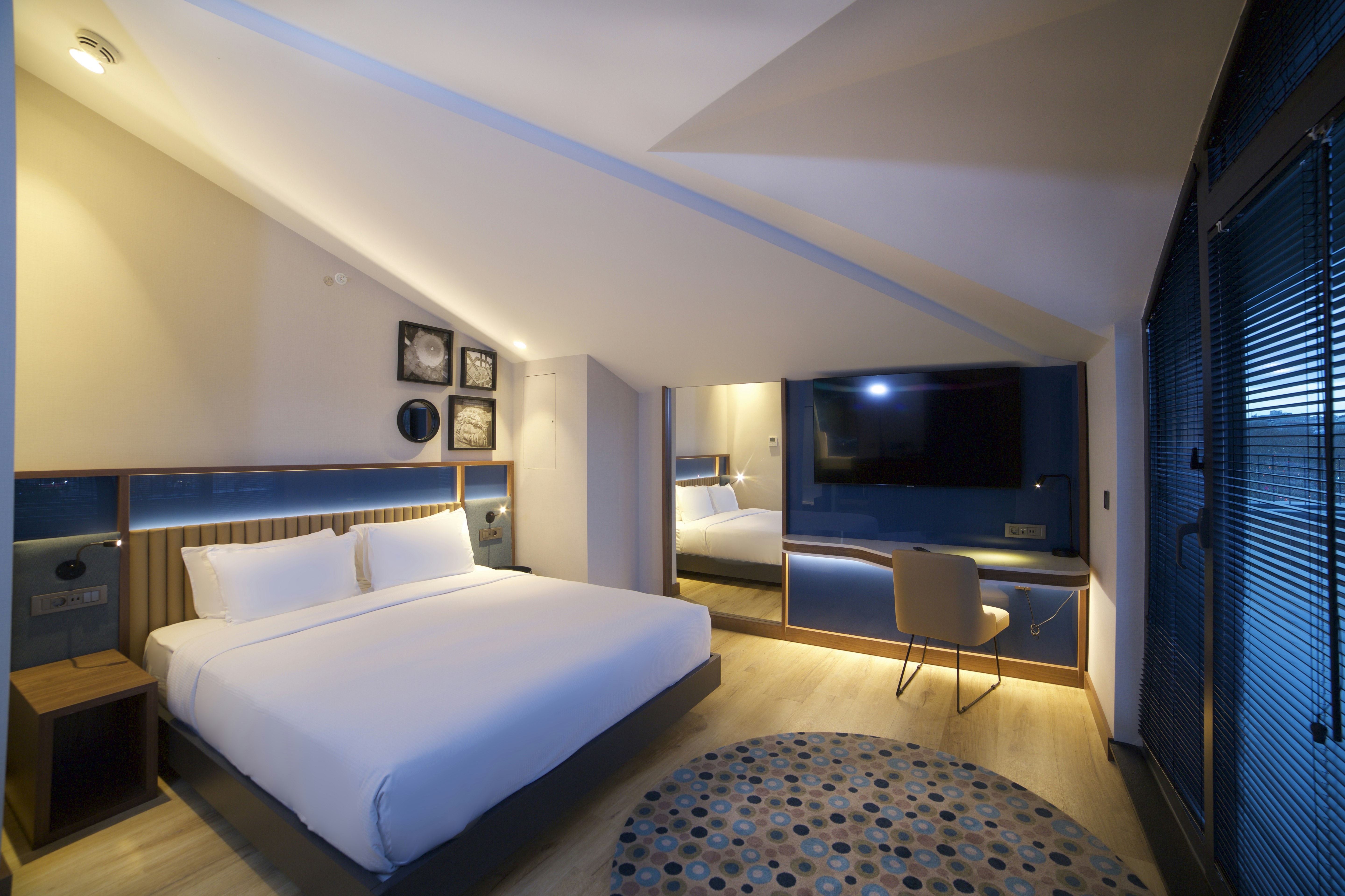 غرفة بسرير كينج بشرفة مع أريكة، Hampton by Hilton Istanbul Old City 6/10
