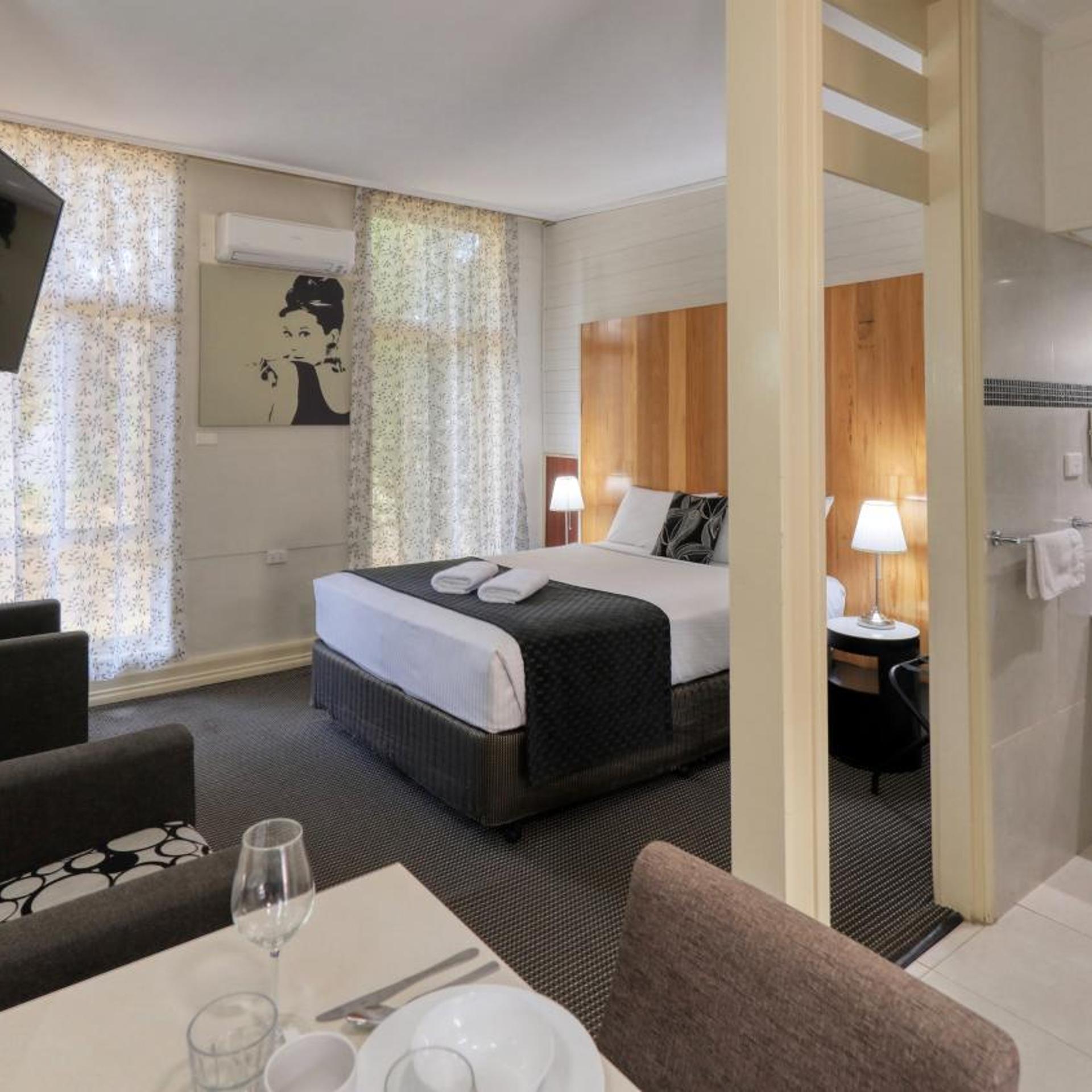 ROSE CITY MOTOR INN 38/39