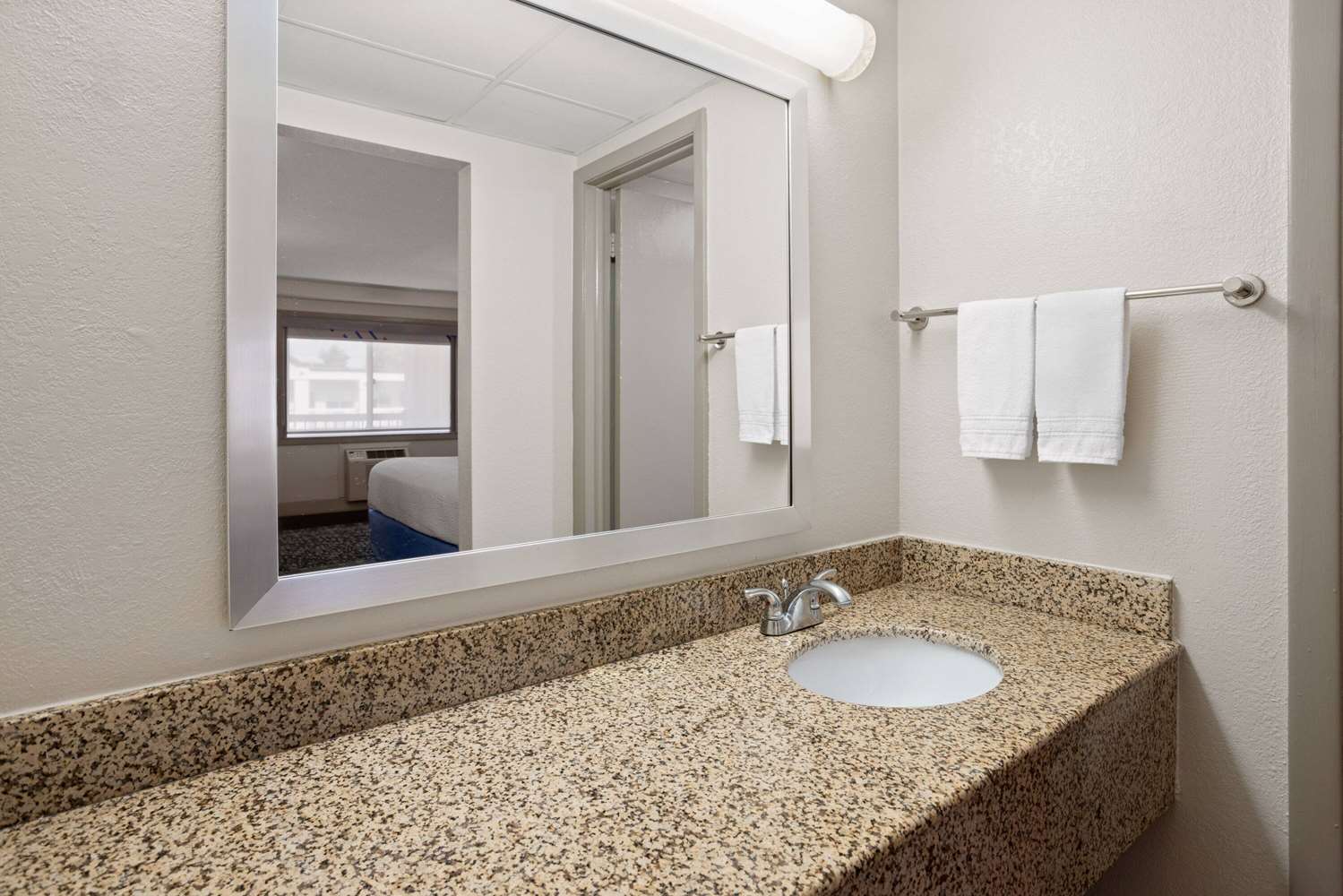 Days Inn by Wyndham Tonawanda/Buffalo 32/33