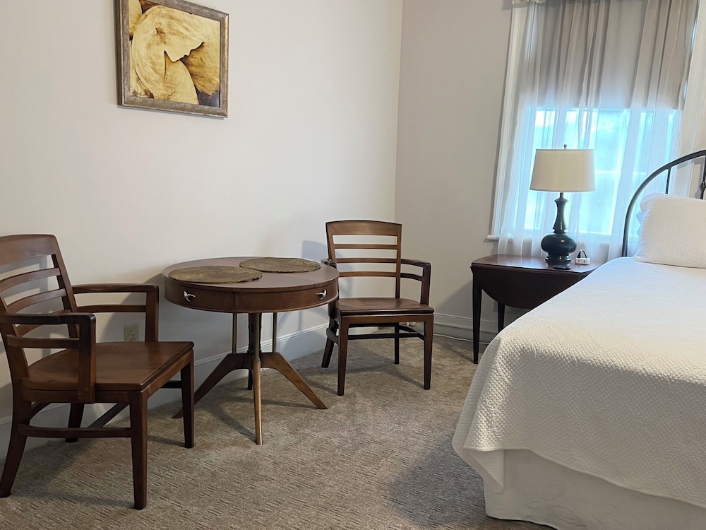 Rogues Harbor Inn 37/50