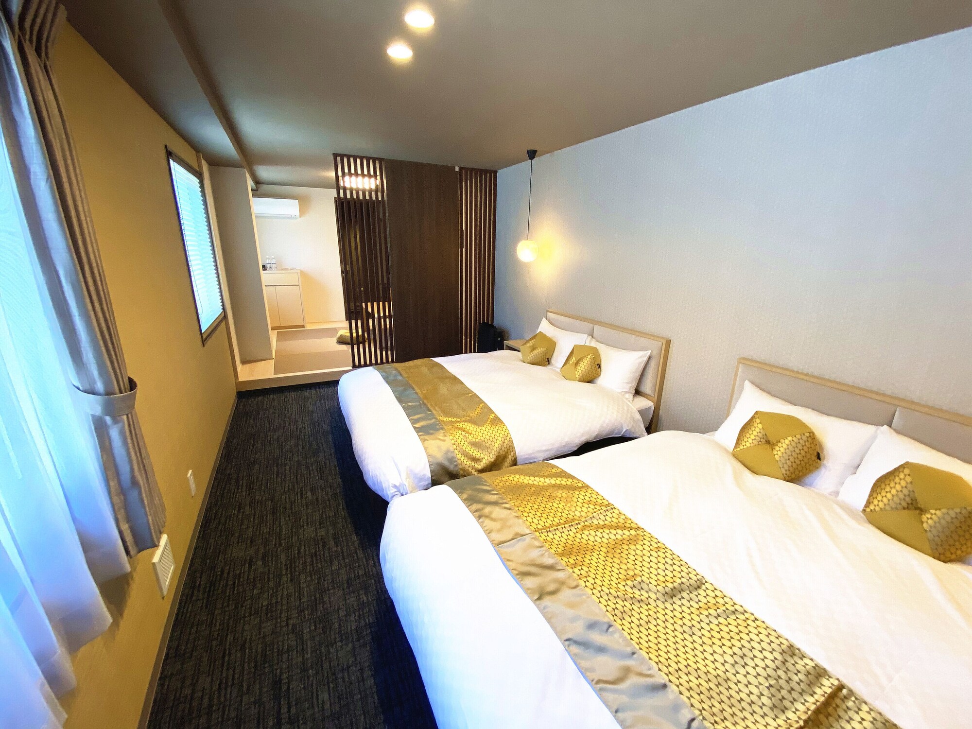 DELUXE, TWIN BEDS