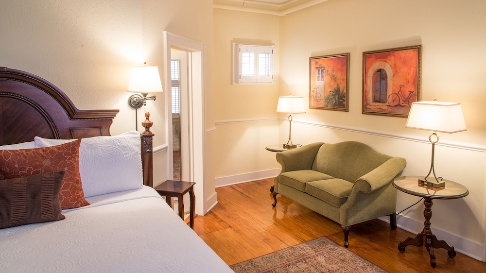 Elliott House Inn 31/40