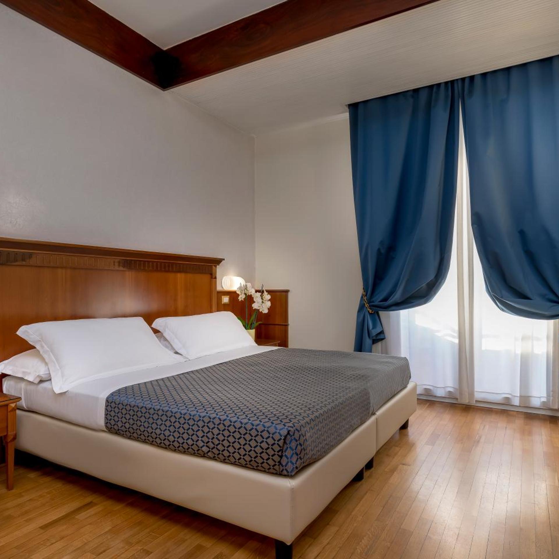 Room, Double or Twin Bed, Lateral Side Sea View