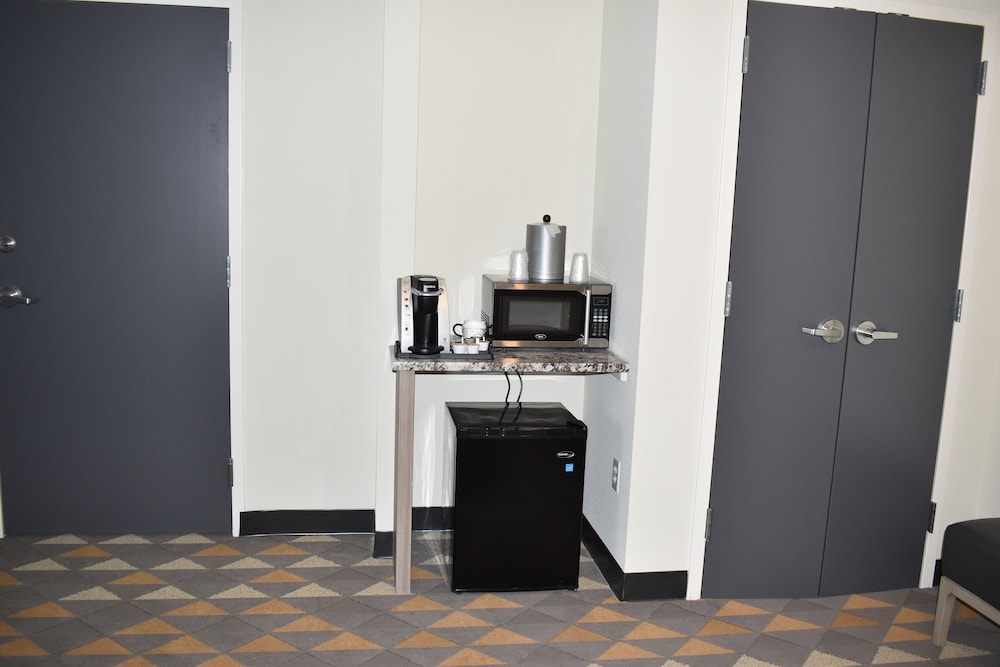 Holiday Inn Kansas City - Northeast 17/55