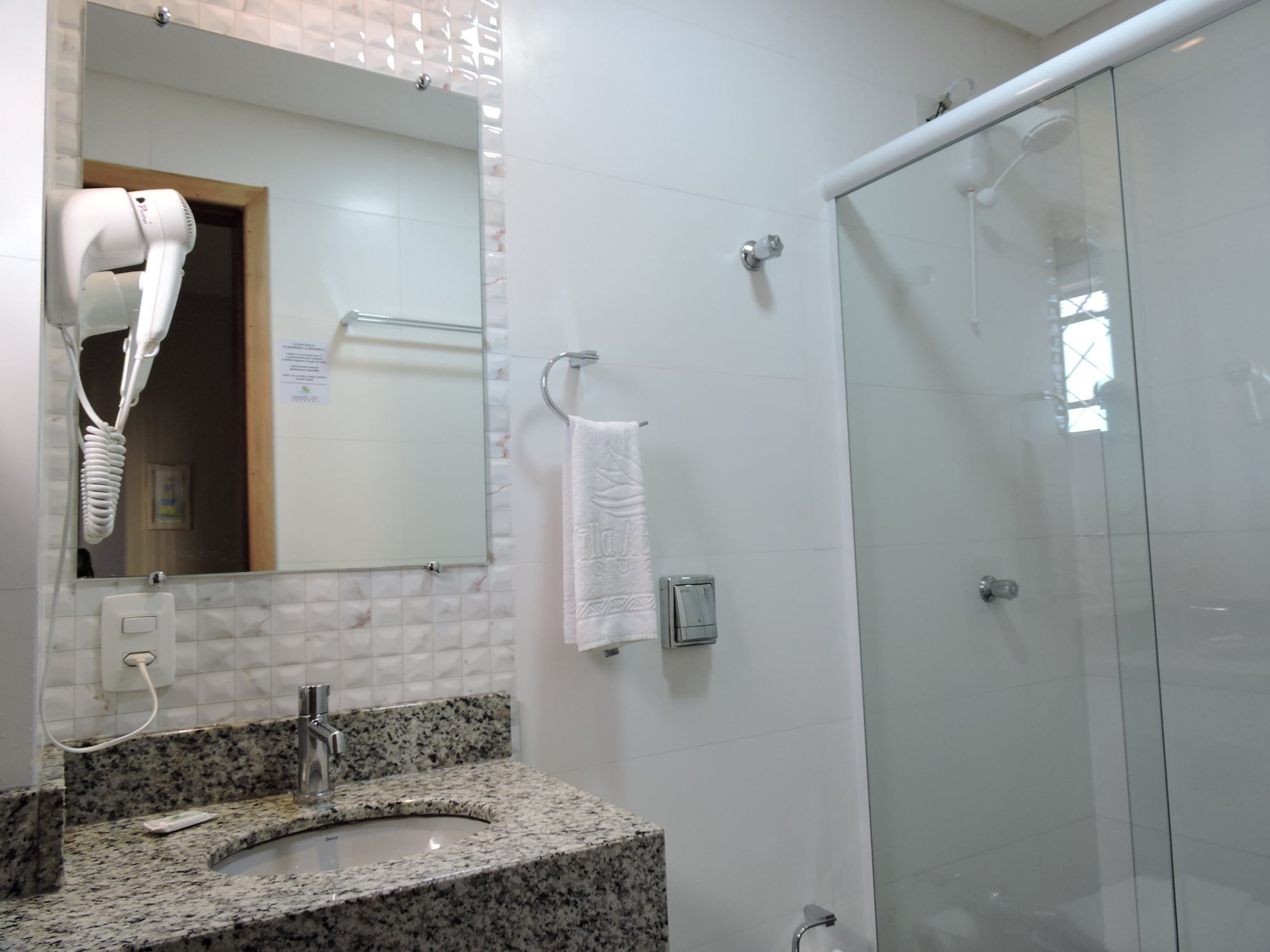 غرفة كومفورت بسرير كوين وسرير فردي وسرير كوين، Pousada Villa Atlantica 8/8