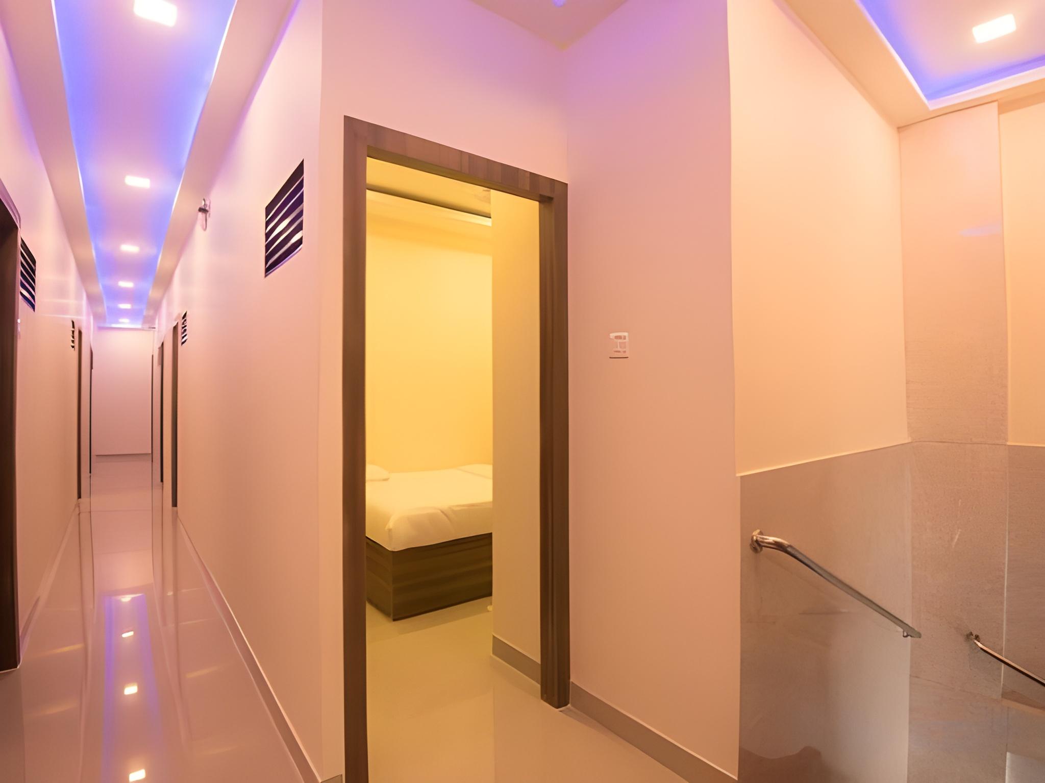 Oyo 10954 Hotel Golden Galaxy 37/50