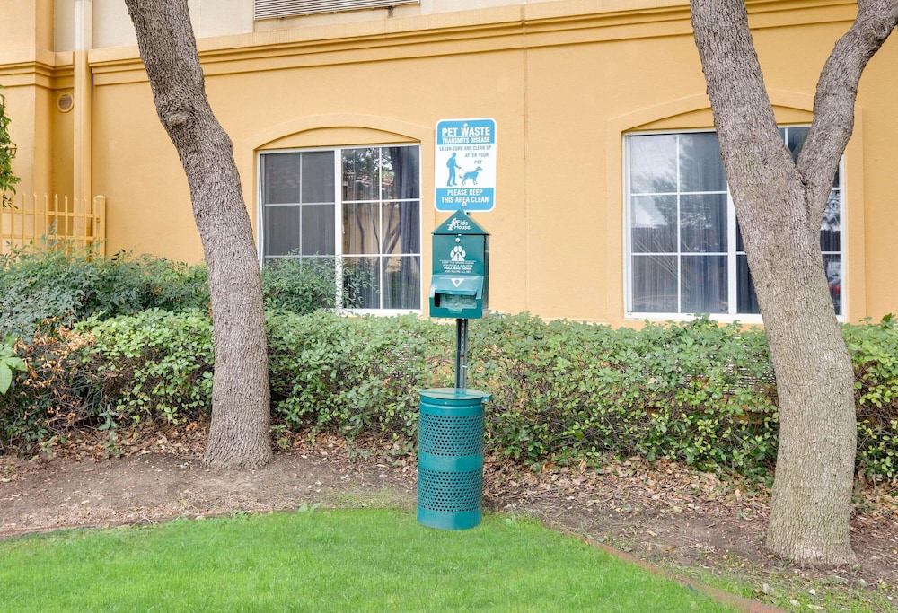 La Quinta Inn Suites Dallas North Central 10/48