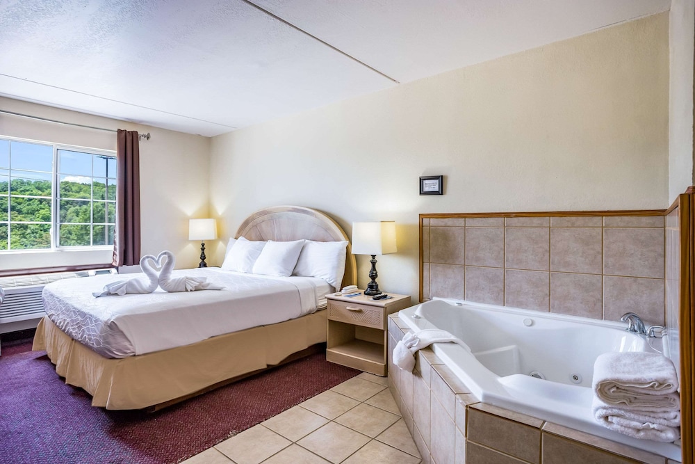 Rodeway Inn Branson, Brick House 10/35