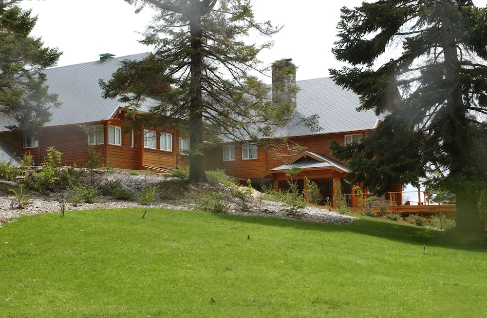 Isla Victoria Lodge 38/44