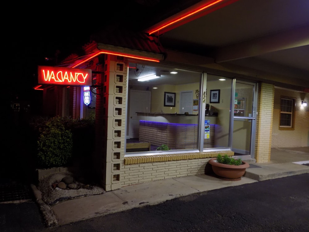 Budget Inn 3/25