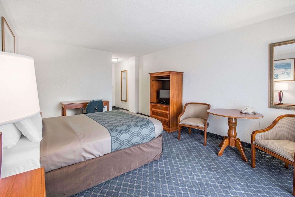 North Miami Beach Gardens Inn & Suites 22/42