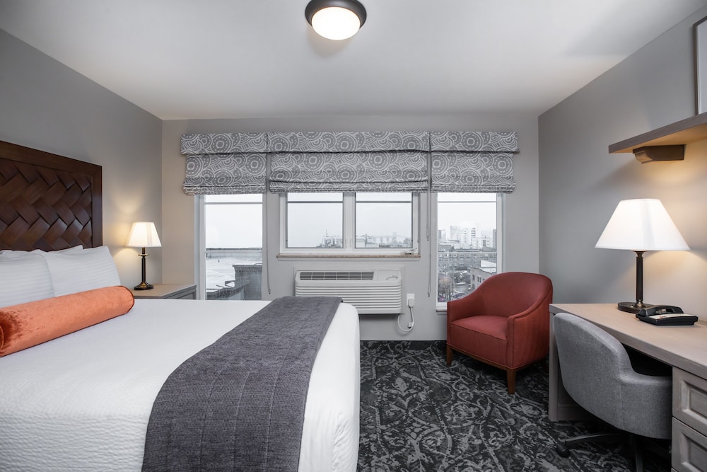 GUEST ROOM, KING BED