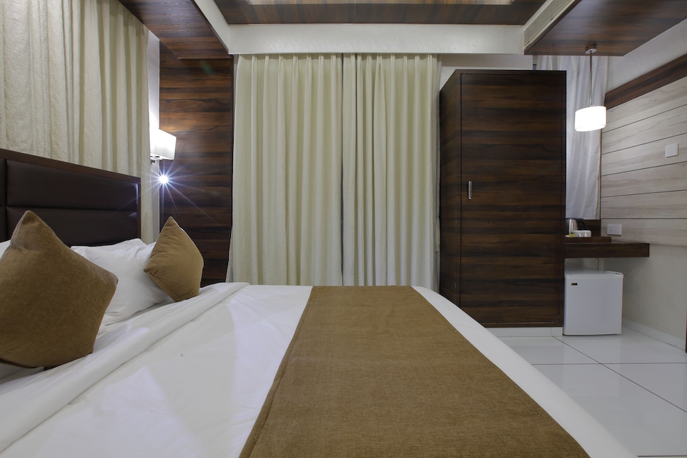 HOTEL SILVER HEIGHTS 10/20