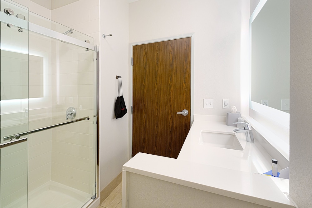 Holiday Inn Express and Suites Wentzville St Louis West 12/52