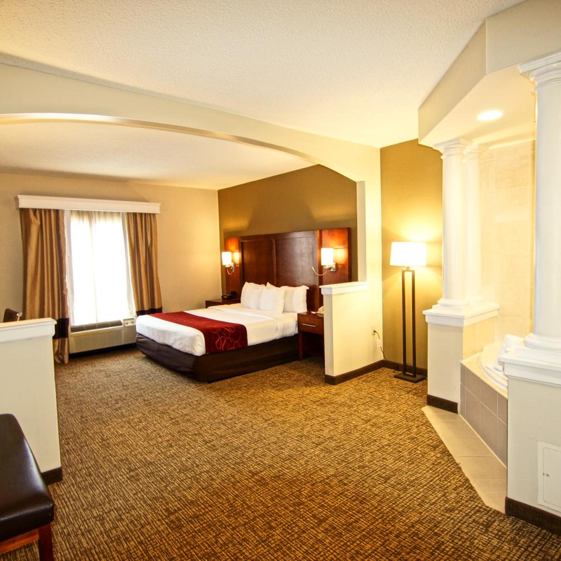 جناح بسرير كينج بجاكوزي، Comfort Suites Near University 8/10
