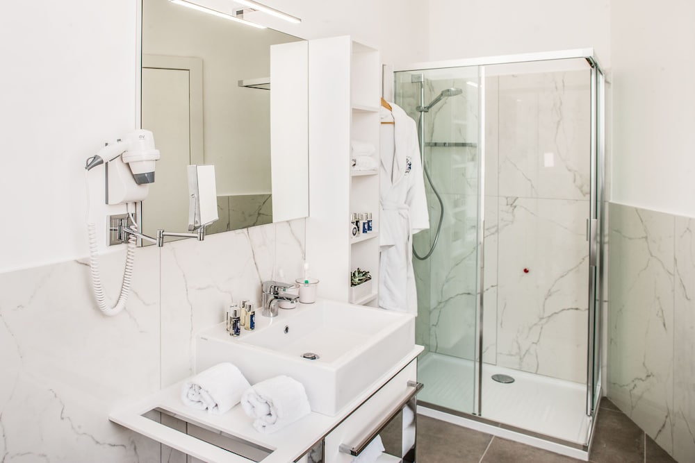 Sanremo Luxury Suites 48/50