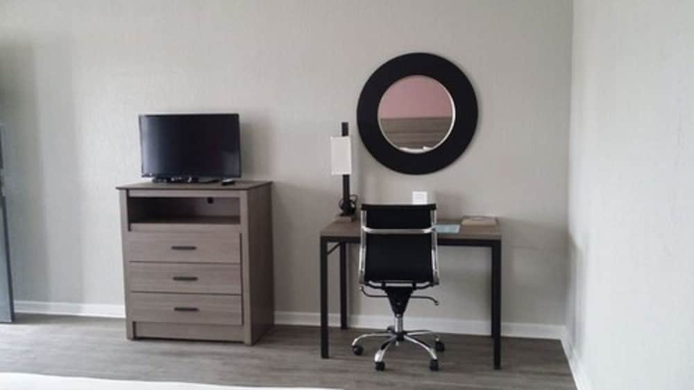Econo Lodge Inn and Suites Abilene 11/12