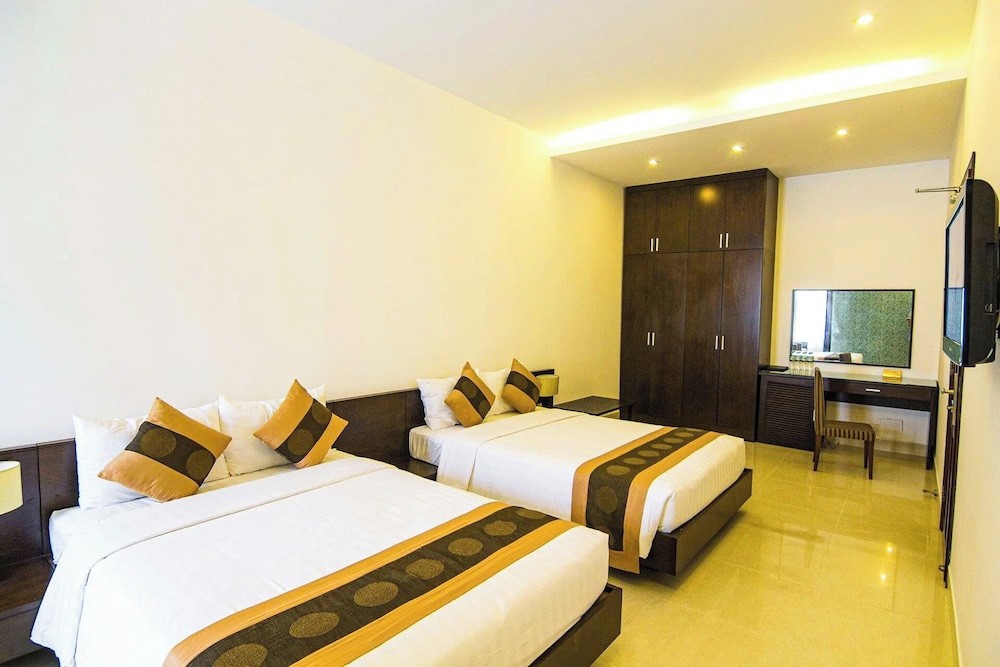 MIXED DORM, FAMILY, 2 QUEEN BEDS, CITY VIEW