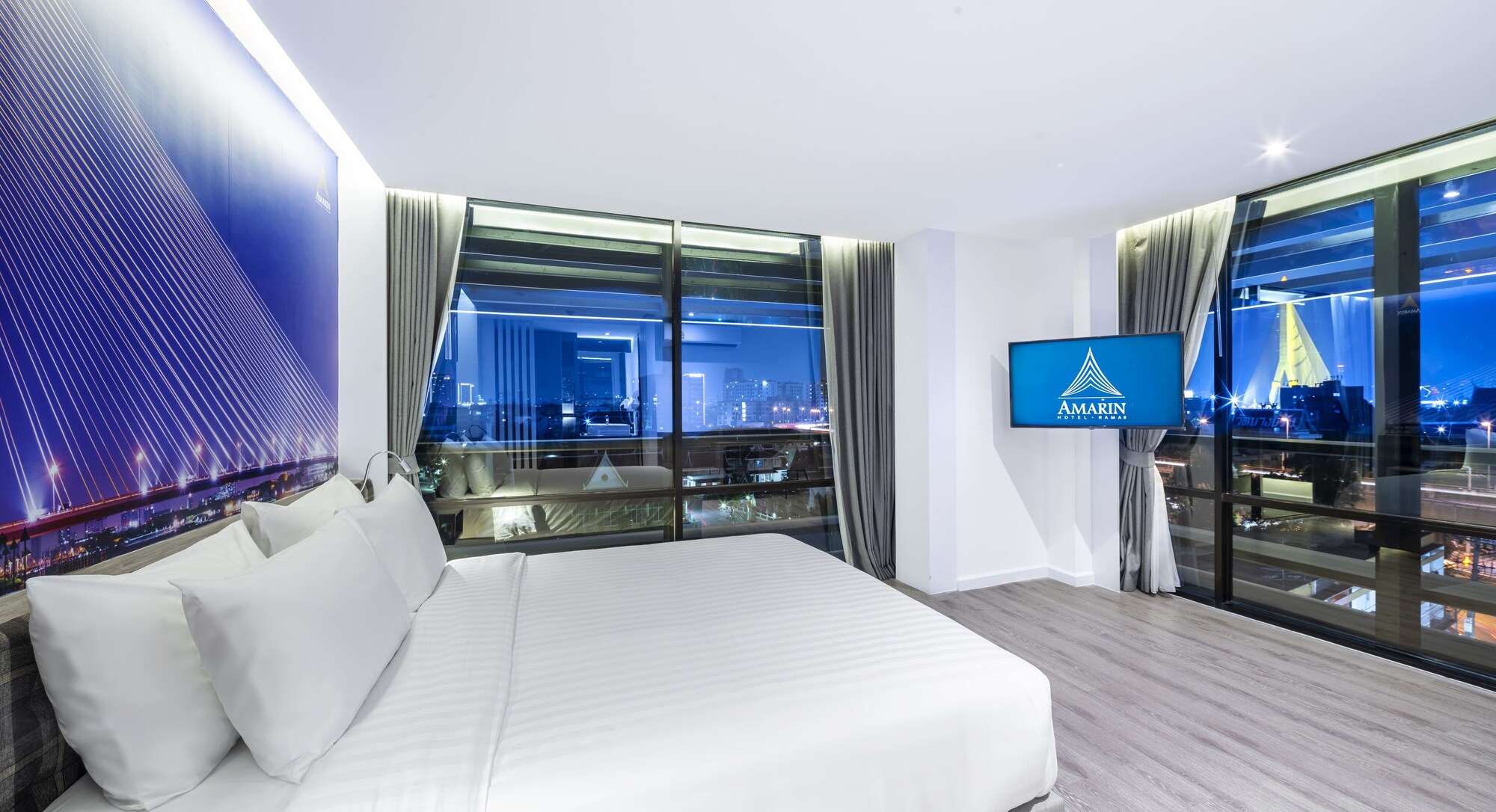 DELUXE, DOUBLE BED, CORNER