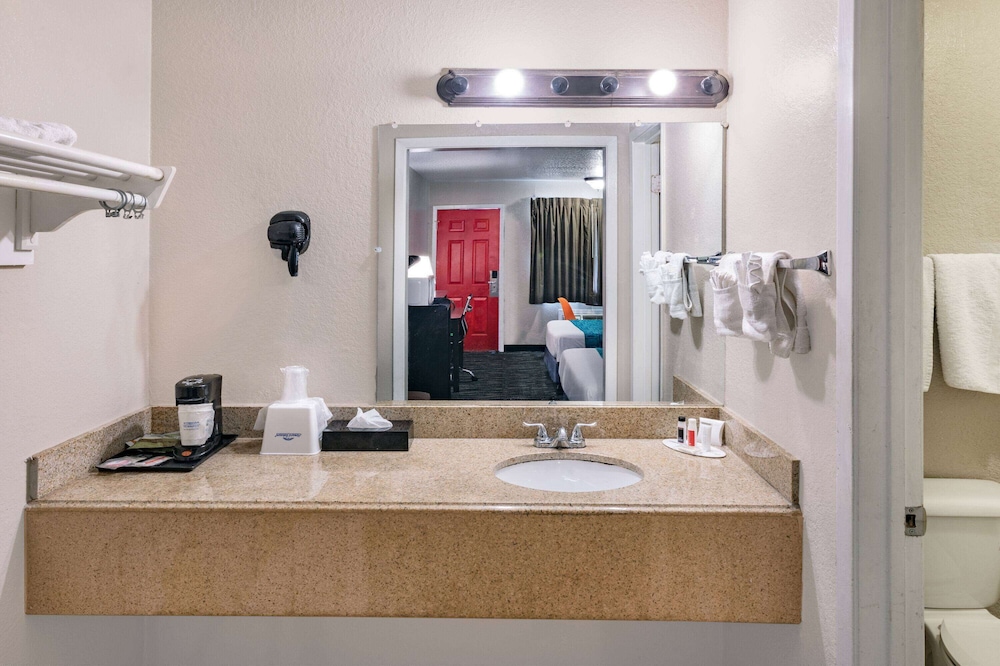 Howard Johnson by Wyndham Houston Hobby Airport 60/61
