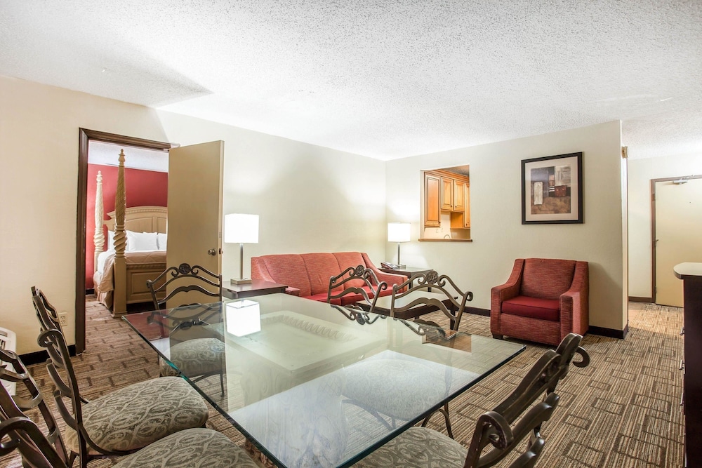 Clarion Hotel Fort Mill Near Amusement Park 12/35