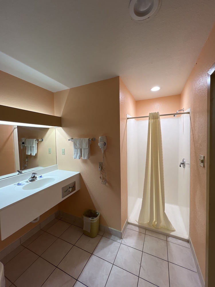 Executive Inn and Suites Lackland AFB 16/17