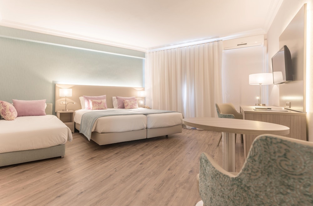 ROOM, TRIPLE
