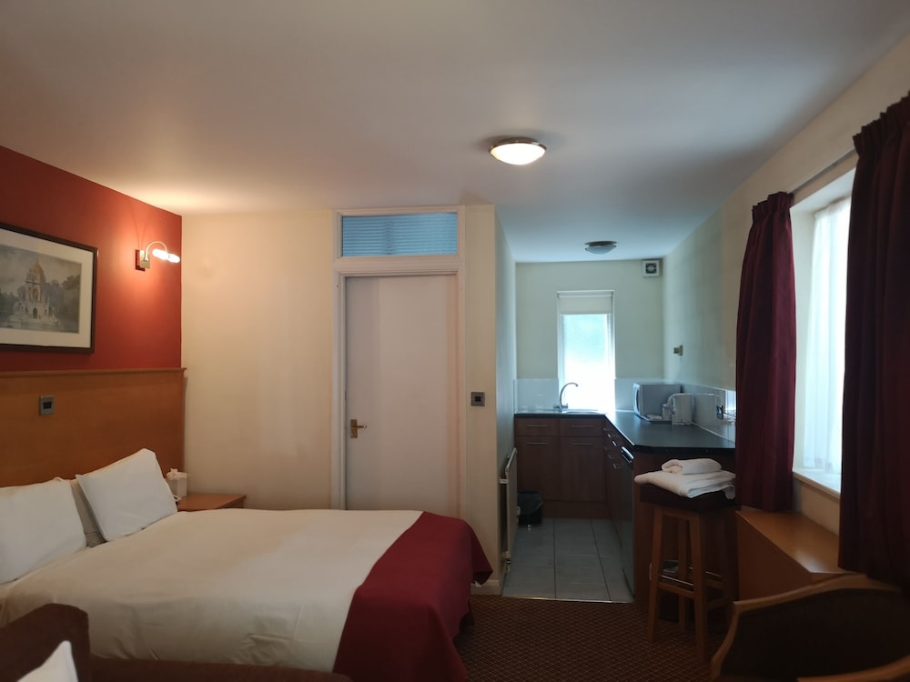Tudor Lodge Hotel 7/45