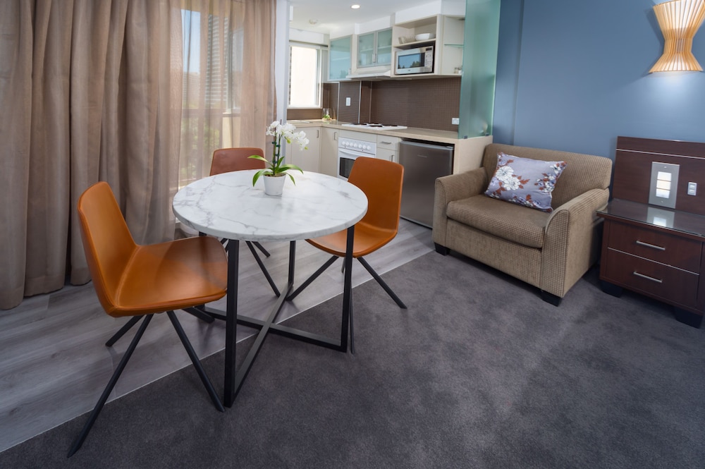 HYDE PARK INN 24/50