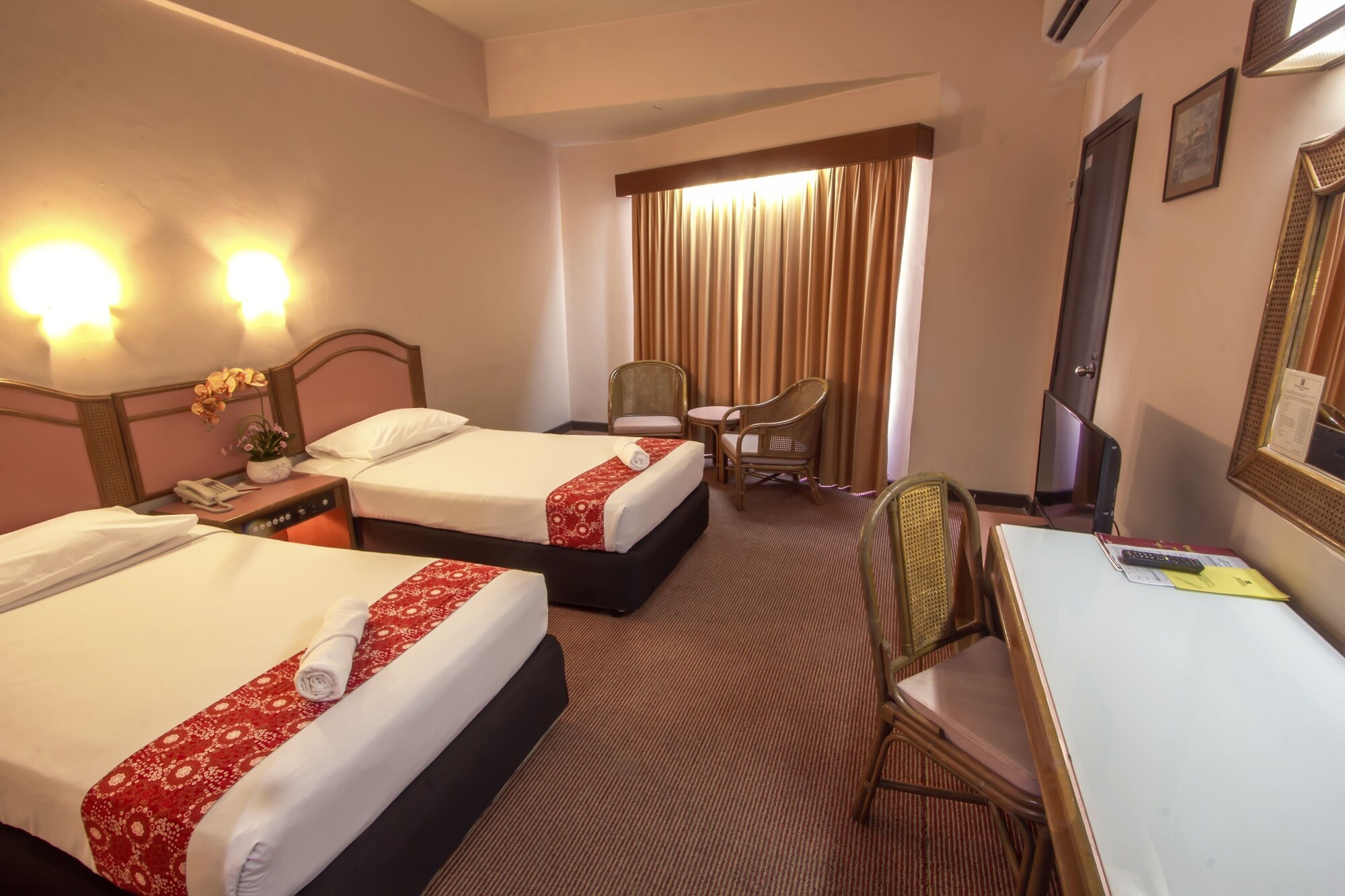 DELUXE TWIN ROOM (2 SINGLE BEDS)