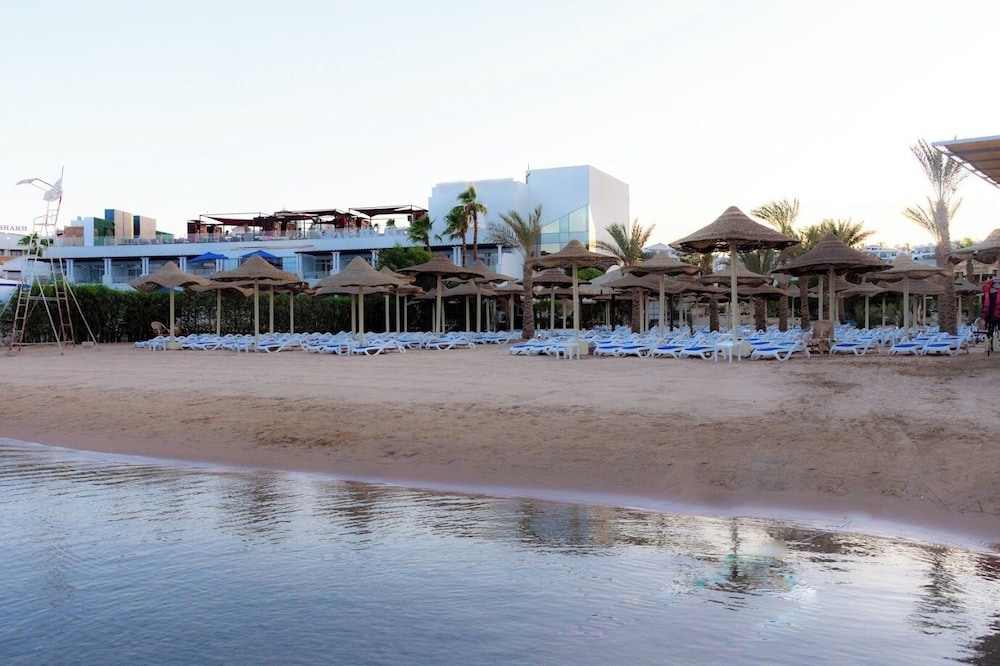 Cataract Lyalina Beach 33/44