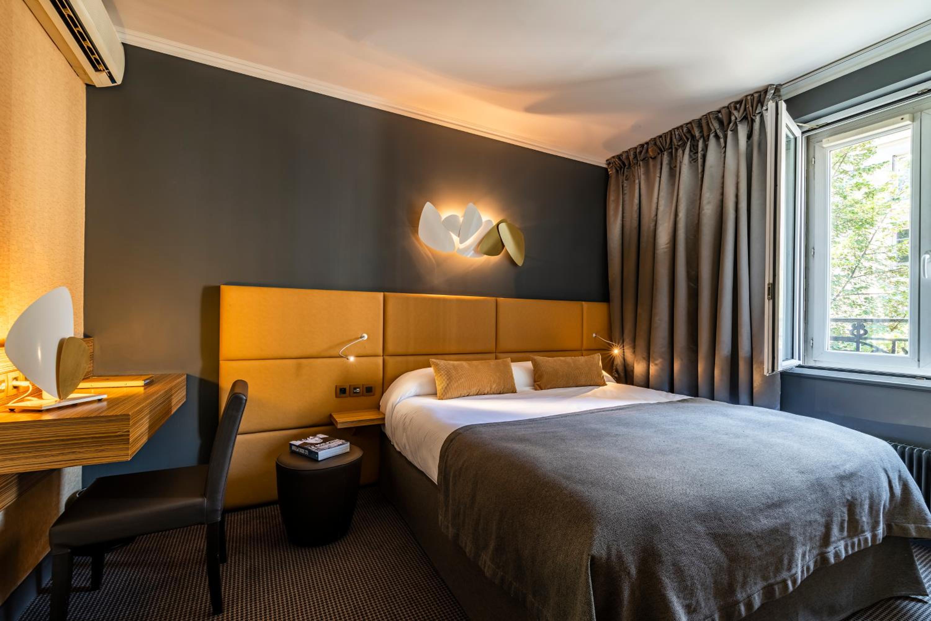 Superior, Twin Beds, Pool Access