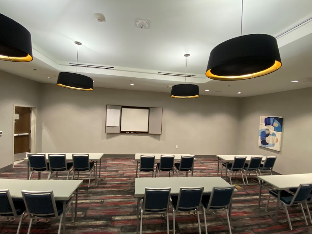 La Quinta Inn & Suites By Wyndham Lakeway 37/44