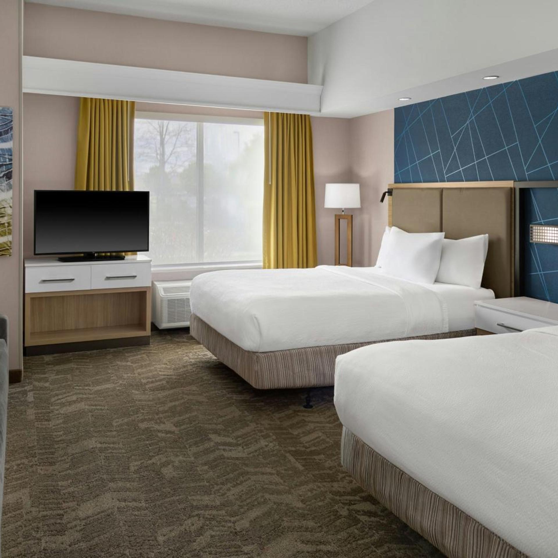 Suite, 2 Queen Beds, Trundle Bed, Sofa, Bathtub, Accessible