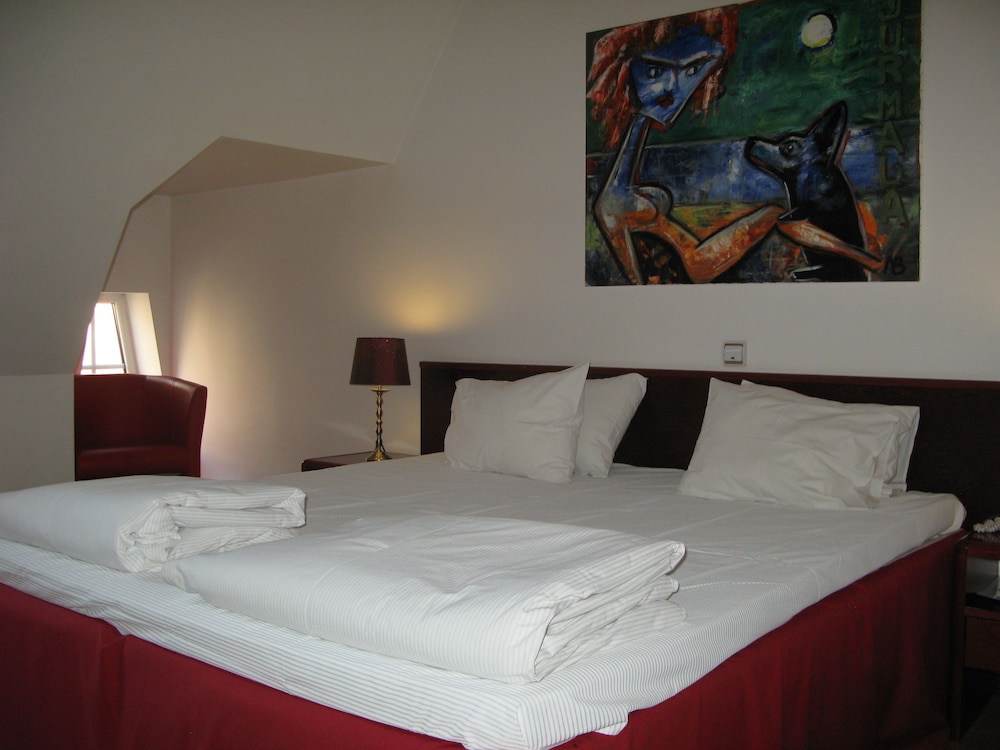 ROOM, SINGLE, DOUBLE BED