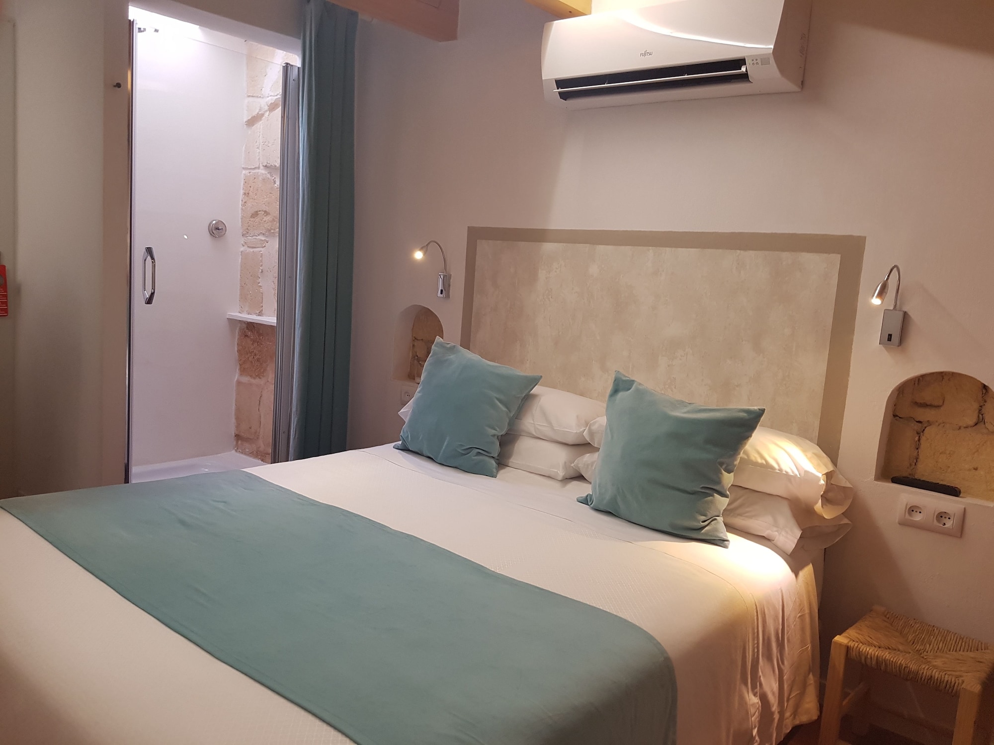 ROOM, DOUBLE BED