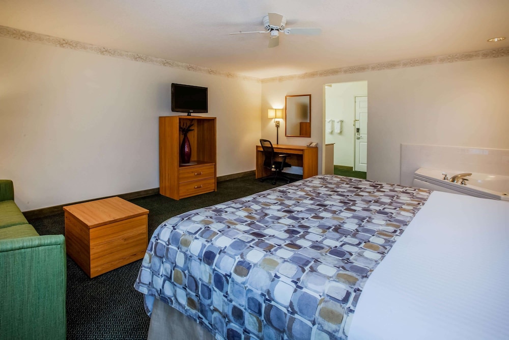 Baymont By Wyndham Mackinaw City 18/34