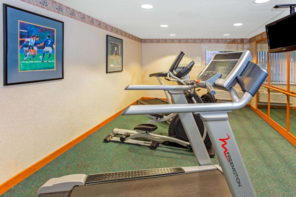 La Quinta Inn Milwaukee Airport/Oak Creek 30/53