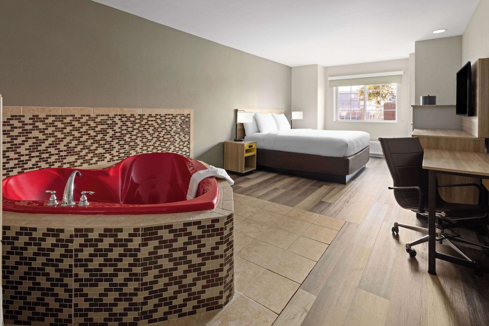 Days Inn by Wyndham Jackson Downtown 13/24