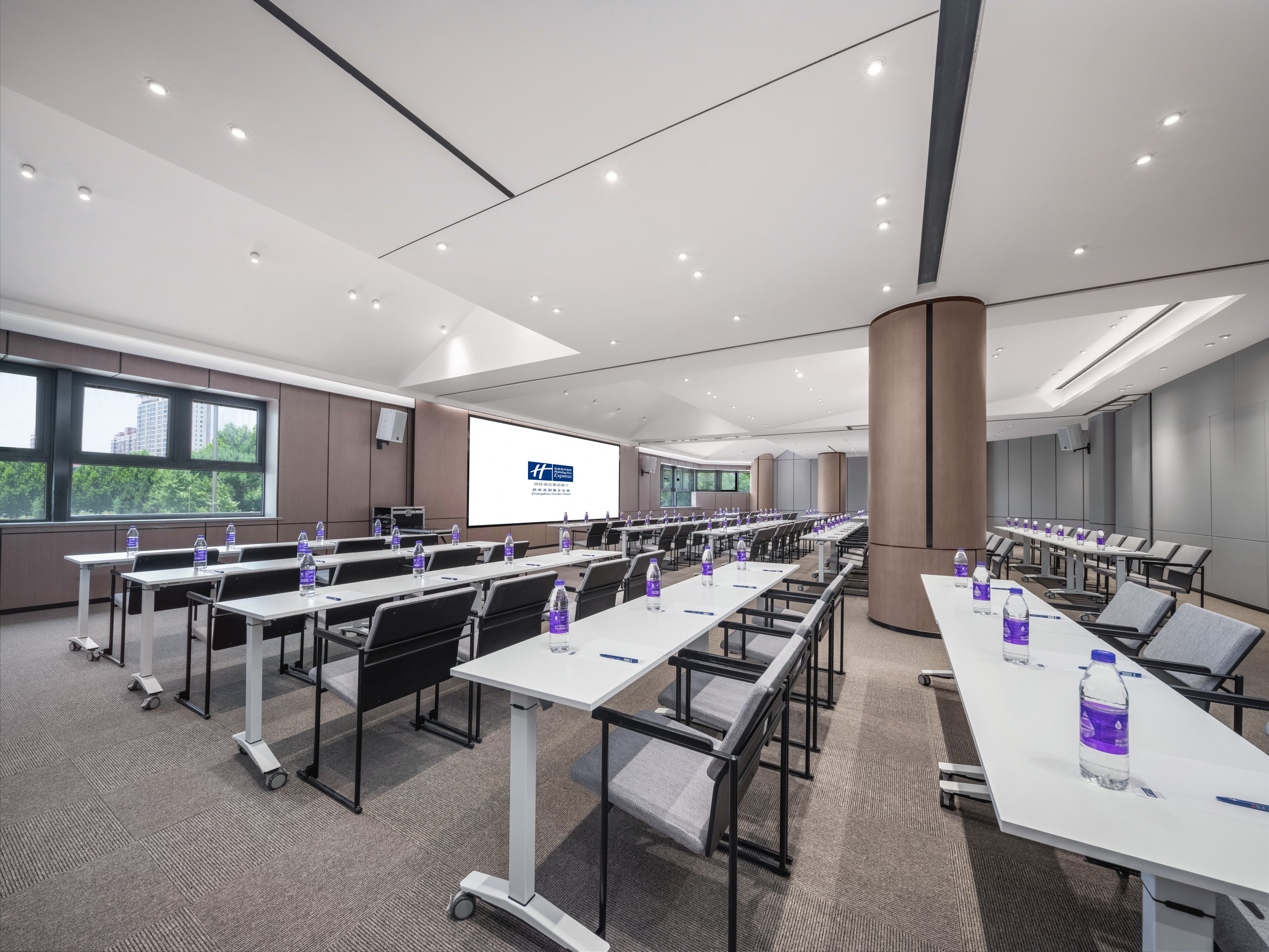 Holiday Inn Express Zhengzhou Garden Road 35/39