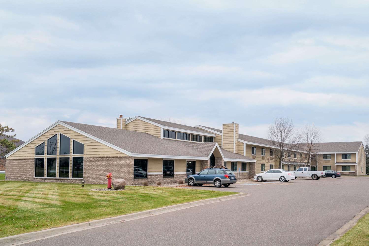 Days Inn & Suites by Wyndham Baxter Brainerd Area 1/8
