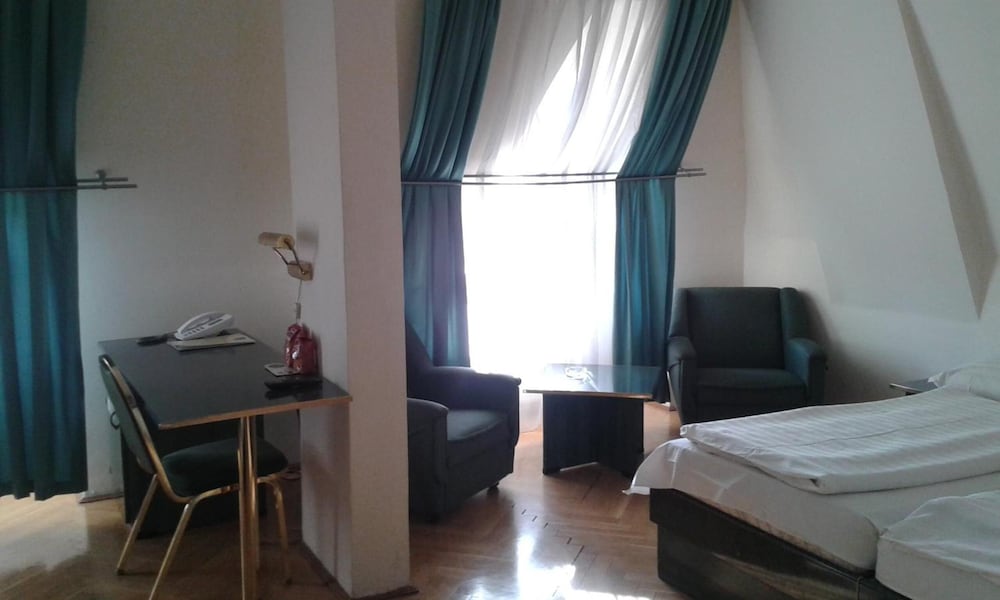 BARA HOTEL 14/50