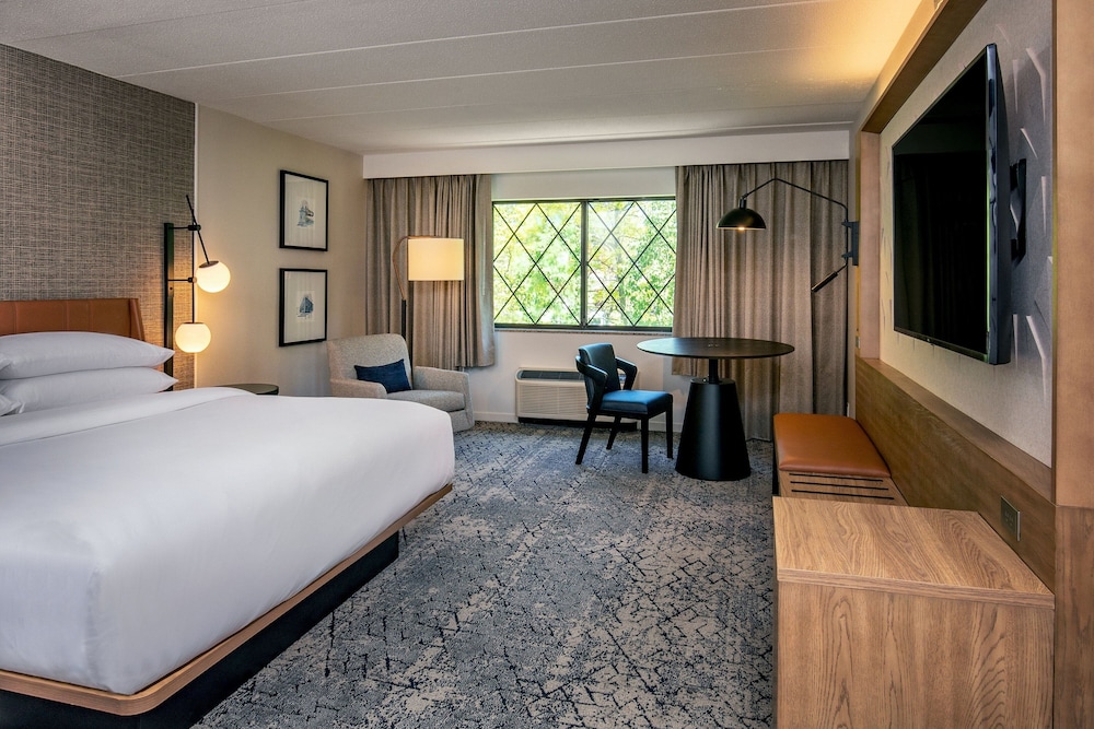Traditional, King Bed, Accessible