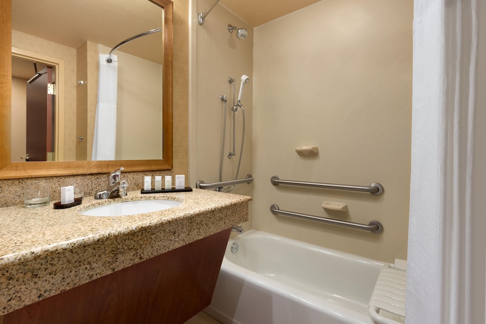 Embassy Suites By Hilton E Peoria Riverfront Conf Center 15/60
