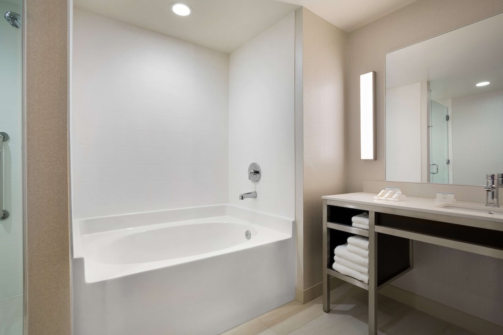 SUITE, KING BED, ACCESSIBLE