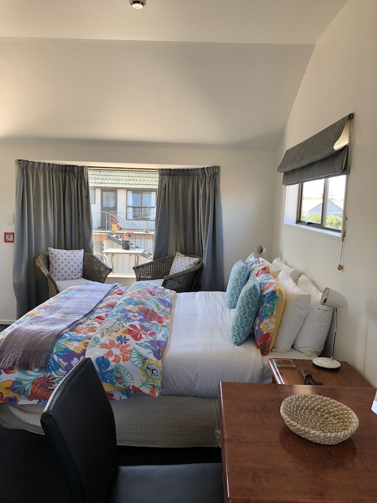Colonial Motel 21/72