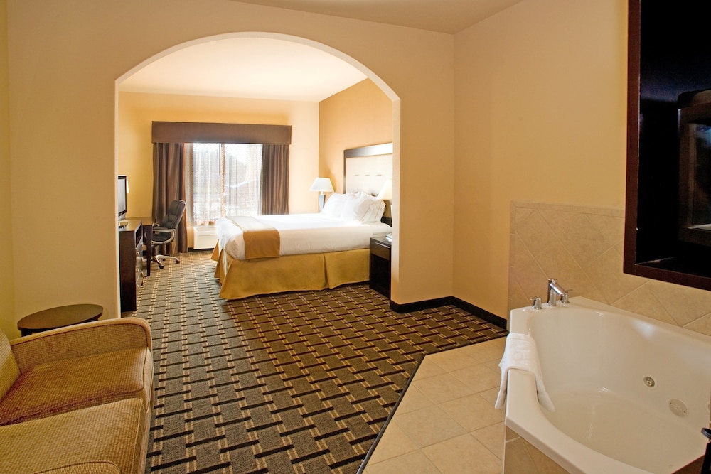 Holiday Inn Express Suites Beeville 37/76