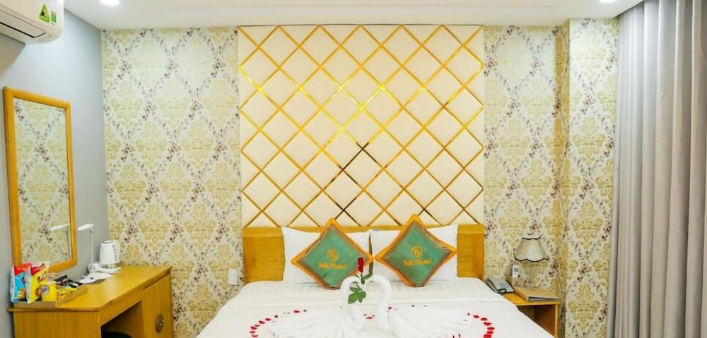 RedDoorz Plus near Tan Son Nhat airport 2 41/50