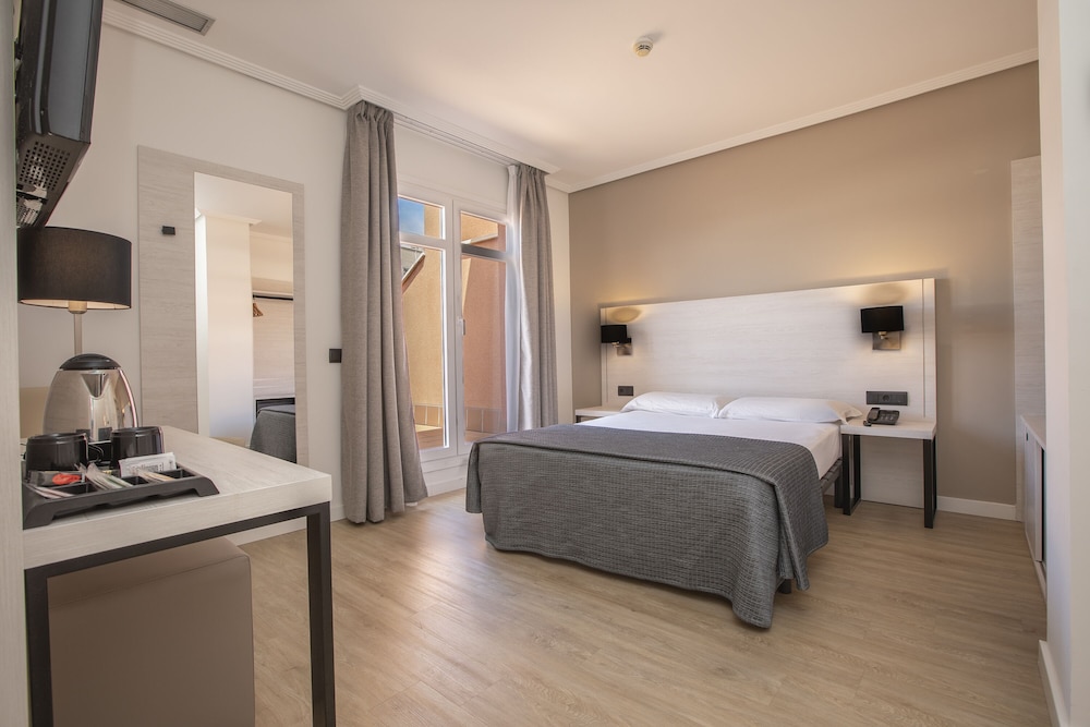 ROOM, DOUBLE OR TWIN BED, TERRACE