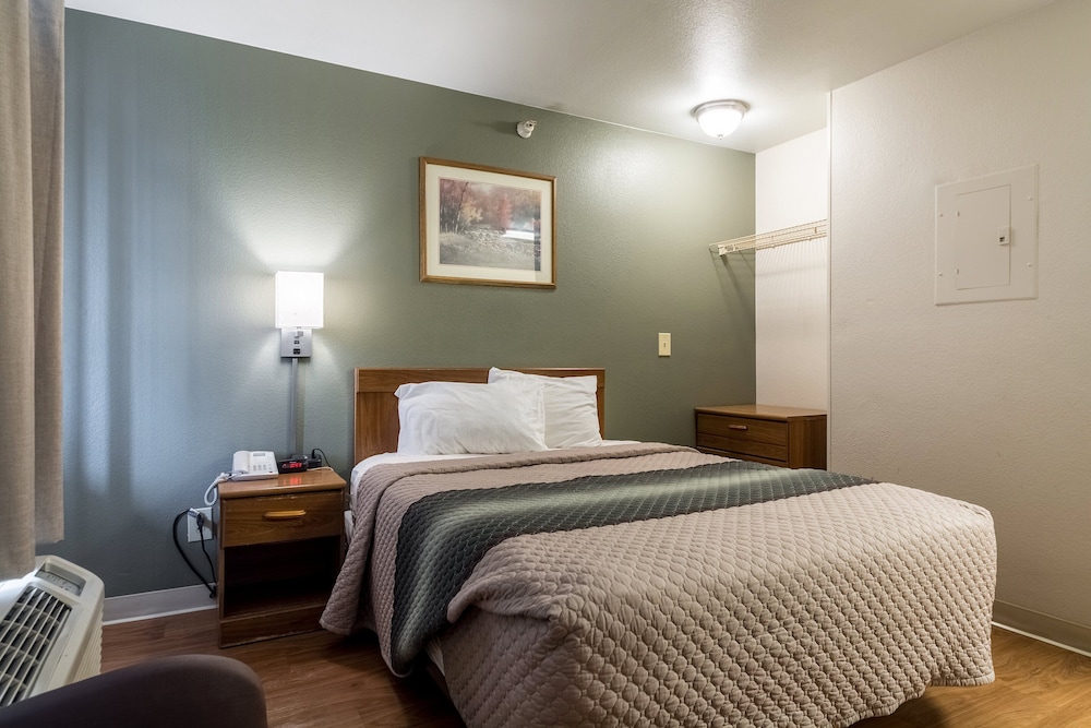 HomeTowne Studios by Red Roof Denver - Lakewood West 12/42